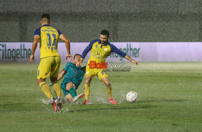 Mike Rigoberto Gelito Ott (kanan) sedang menguasai bola dalam laga pekan ke-18 Liga 1 2023 antara Persita Tangerang versus Barito Putera di Stadion Indomilk Arena, Tangerang, Banten, Sabtu (4/11/2023).