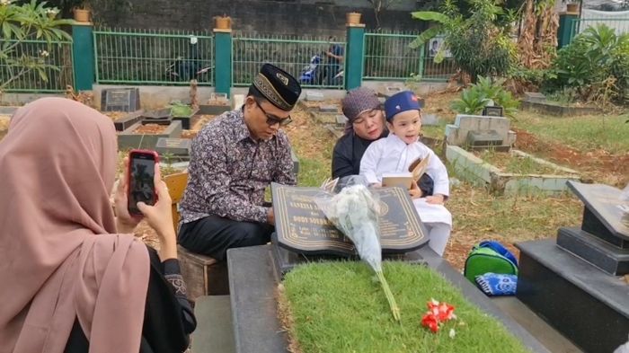 Opa Oma Gala saat ziarah di Taman Makam Islam Malaka, Jakarta Barat pada Sabtu (4/11/2023). 
