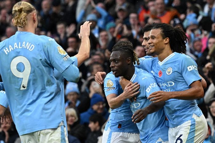 Aksi winger Manchester City, Jeremy Doku, pada laga Liga Inggris melawan Bournemouth di Stadion Etihad, Sabtu (4/11/2023).