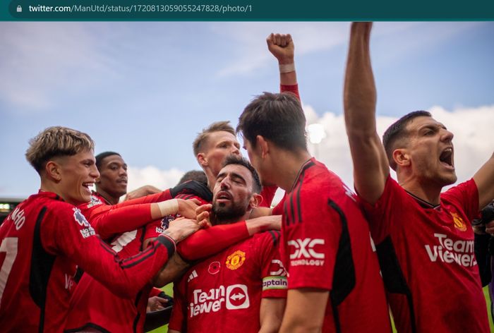 Para pemain Manchester United merayakan gol dari Bruno Fernandes yang memberi kemenangan 1-0 atas Fulham di Craven Cottage, Sabtu (4/11/2023) malam WIB.