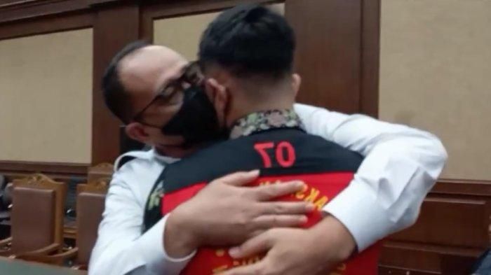 Mantan Pejabat Ditjen Pajak Kementerian Keuangan, Rafael Alun Alun Trisambodo memeluk putranya, Mario Dandy dalam sidang lanjutan agenda pemeriksaan saksi terkait kasus dugaan Korupsi di pengadilan Tipikor Jakarta, Kemayoran, Jakarta Pusat pada Senin (7/11/2023). 