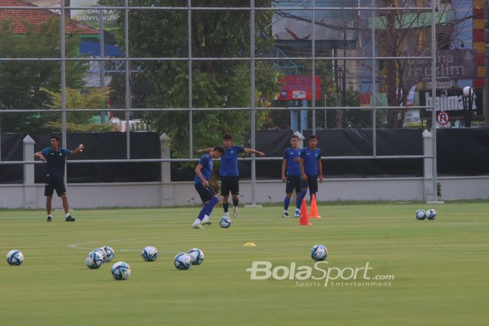 Suasana latihan Timnas U-17 Uzbekistan di lapangan Kota Barat, Kecamatan Banjarsari, Kota Solo, Senin (6/11/2023)