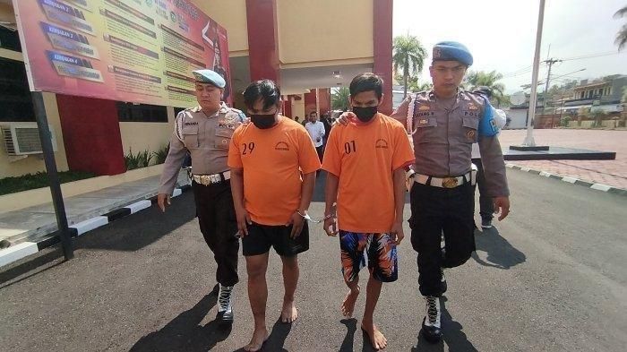 SM (30), seorang dokter gadungan membuka praktik aborsi secara online. Dia memandu proses aborsi para korbannya secara online melalui aplikasi Whatsapp. 