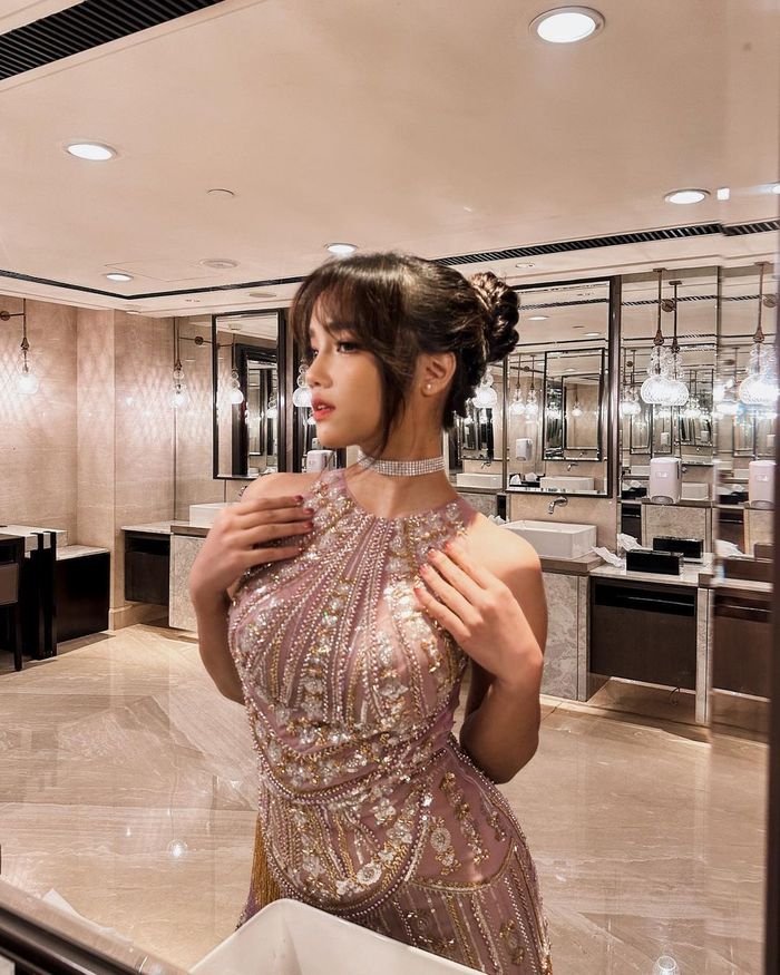 Gaya Fuji saat menghadiri pesta ulang tahun Ashanty.