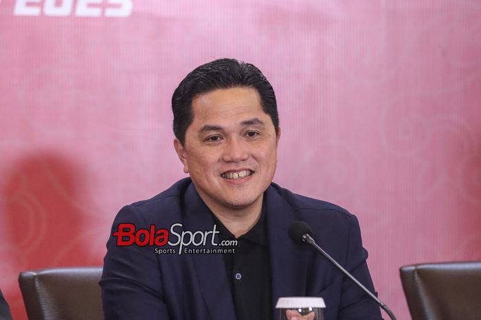 Ketua Umum PSSI, Erick Thohir, saat hadir dalam sesi jumpa pers di kawasan Senayan, Jakarta, Rabu (8/11/2023).