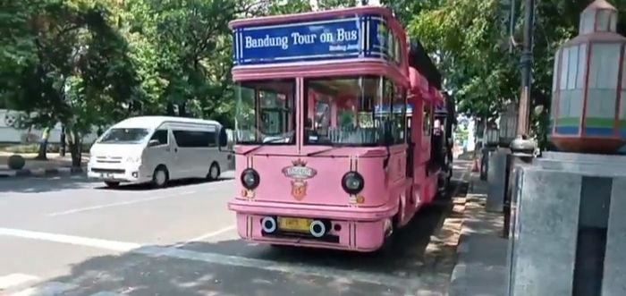 Bandros adalah bus wisata keliling Kota Bandung.