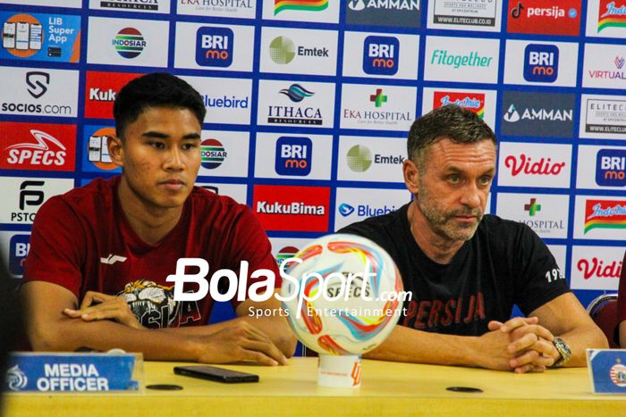 Pelatih Persija Jakarta, Thomas Doll (Kanan) dan Pemain Persija Jakarta Muhammad Ferarri (Kiri), saat hadir dalam sesi jumpa pers di Stadion Patriot Candrabhaga, Bekasi, Jawa Barat, Rabu (8/11/2023).