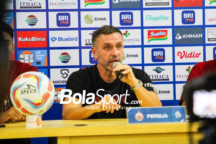 Pelatih Persija Jakarta, Thomas Doll, saat hadir dalam sesi jumpa pers di Stadion Patriot Candrabhaga, Bekasi, Jawa Barat, Rabu (8/11/2023).