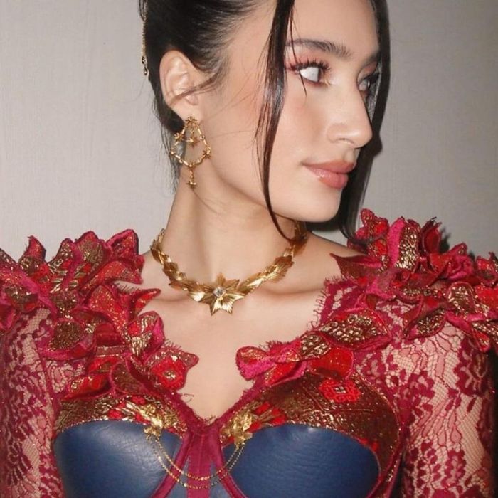 Tatjana Saphira bergaya bak Kapten Marvel.