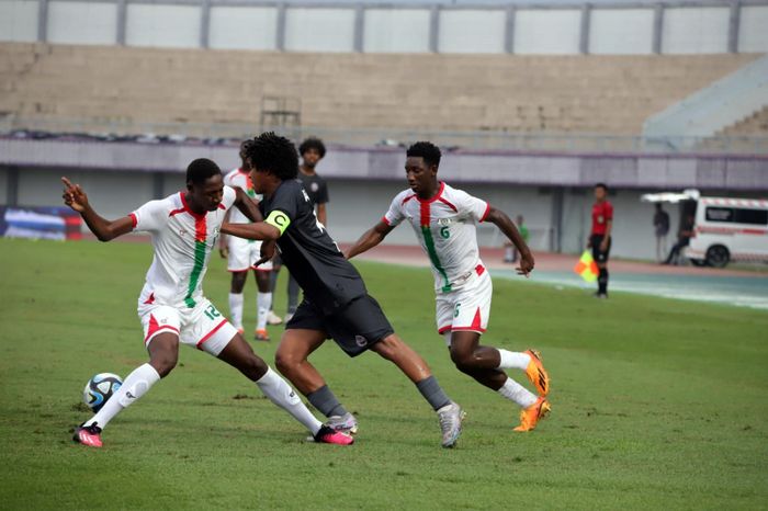 Timnas Burkino Faso U-17 (jersey putih). 