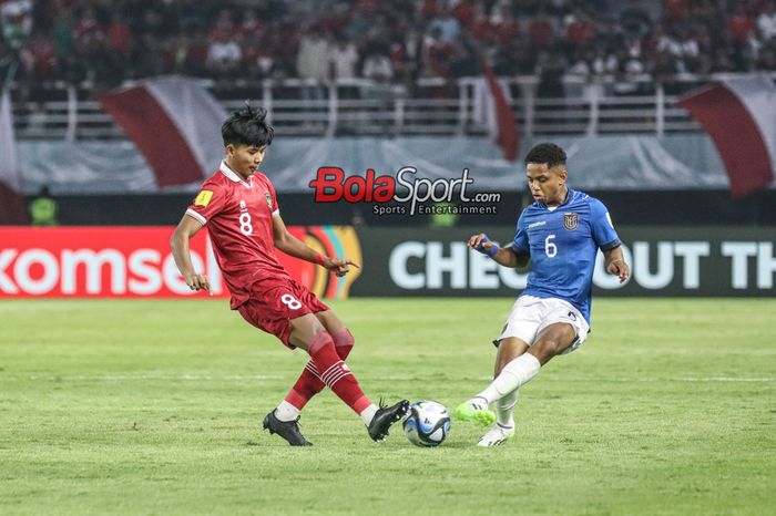 Arkhan Kaka Putra (kiri) sedang berebut bola dengan Elkin Ruiz (kanan) dalam laga babak penyisihan Grup A Piala Dunia U-17 2023 antara timnas U-17 Indonesia versus timnas U-17 Ekuador di Stadion Gelora Bung Tomo, Surabaya, Jawa Timur, Jumat (10/11/2023).