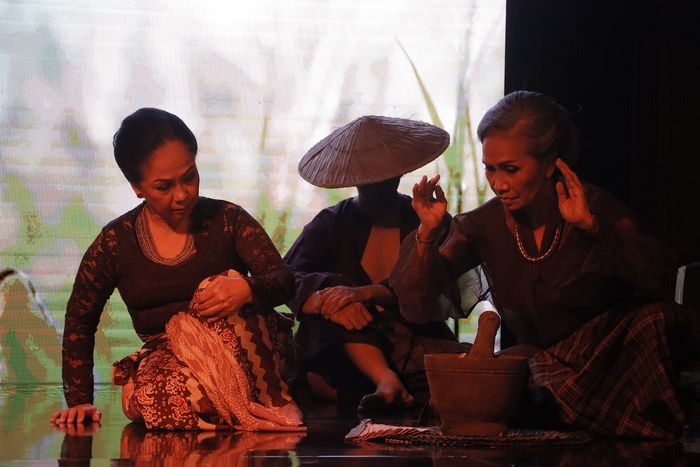 Elly D. Lutan menampilkan tariannya di atas panggung CHI Awards 2023.