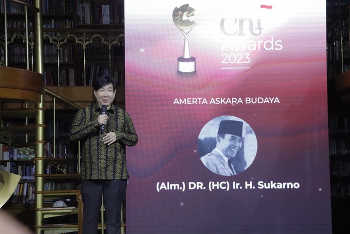 Guruh Sukarno Putra mewakili penghargaan CHI Awards 2023 kategori amerta askara budaya yang diberikan untuk mendiang ayahnya, Presiden Sukarno.