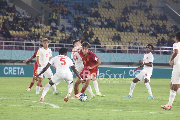 Aksi pemain Timnas U-17 Spanyol, Marc Guiu, saat menghadapi perlawanan Kanada pada babak pertama penyisihan grup B Piala Dunia U-17 2023 di Stadion Manahan, Surakarta, Jumat (10/11/2023).