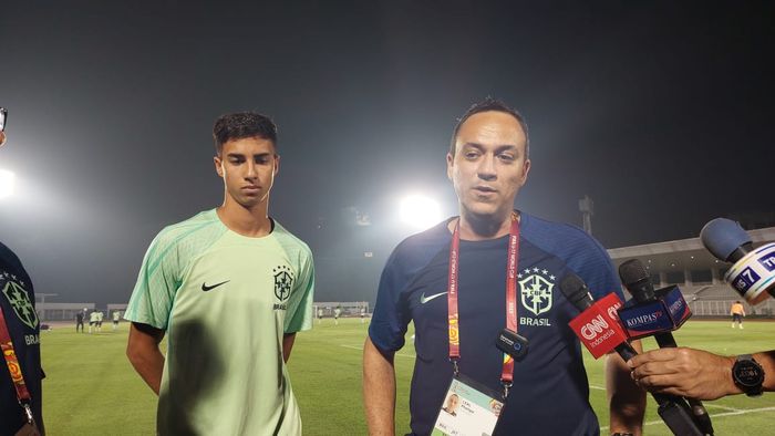 Pelatih timnas U-17 Brasil Phelipe Leal saat memberikan keterangan kepada awak media di Stadion Madya, Senayan, Jakarta, Jumat (10/11/2023).