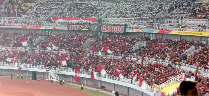 Suporter Timnas U-17 Indonesia yang memadati Stadion GBT dengan atribut serba merah di laga perdana Piala Dunia U-17 2023.