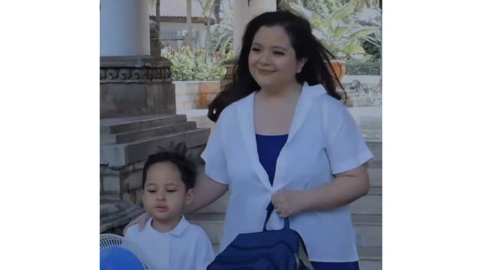 Tasya Kamila bersama anak pertamanya.