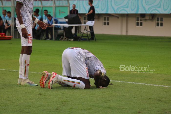 Pemain timnas Mali, Mamadou Doumbia melakukan selebrasi sujud syukur saat mencetak gol pertama pada laga pertama Grup B Piala Dunia U-17 2023 lawan Uzbekistan di Stadion Manahan, Solo, Jumat (10/11/2023)