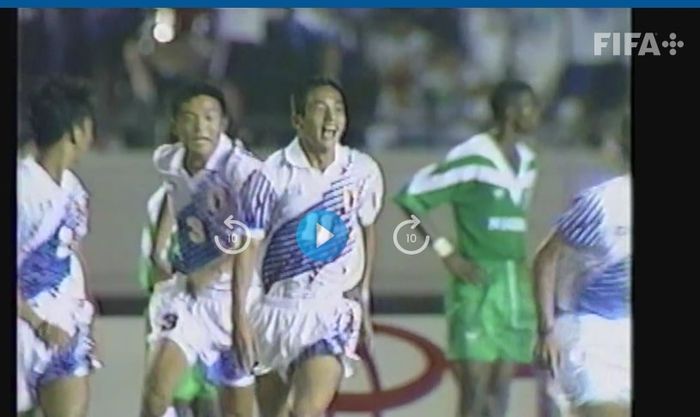 Hidetoshi Nakata saat merayakan gol timnas Jepang di Piala Dunia U-17 1993. Pada kesempatan pertama sebagai tuan rumah dan debutan kala itu, Jepang finis di perempat final.