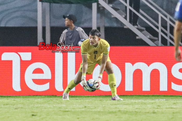 Kiper timnas U-17 Indonesia, Ikram Al Giffari, sedang menangkap bola saat bertanding di Stadion Gelora Bung Tomo, Surabaya, Jawa Timur, Jumat (10/11/2023).