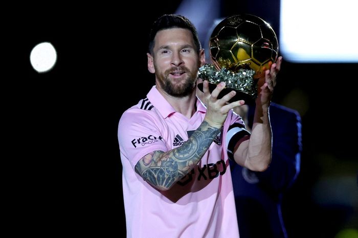 Lionel Messi dengan trofi Ballon d'Or yang dipamerkan di kandang Inter Miami, DRV PNK Stadium (10/11/2023). Miami dikalahkan New York City FC dalam malam perayaan trofi Messi tersebut.