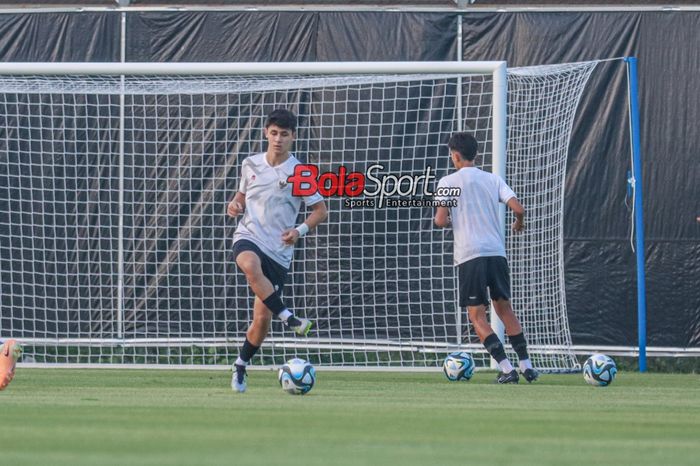 Pemain timnas U-17 Indonesia, Amar Rayhan Brkic (Amar Brkic), sedang menguasai bola saat berlatih di Lapangan GBT A, Surabaya, Jawa Timur, Minggu (12/11/2023).