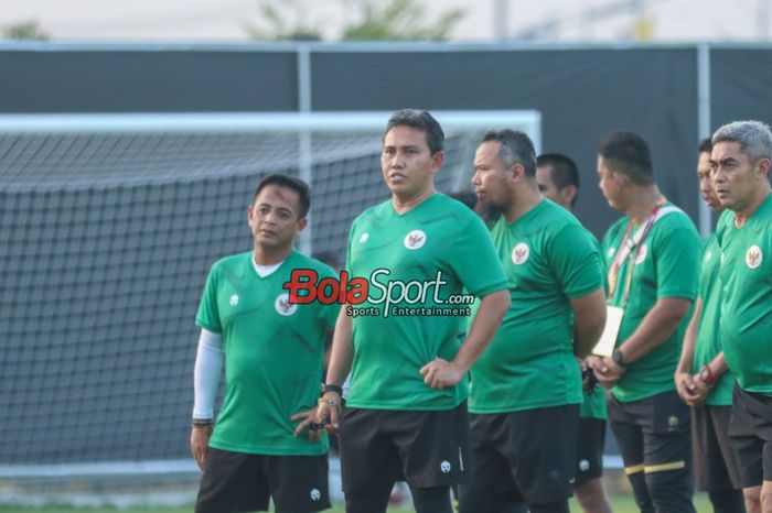 Pelatih timnas U-17 Indonesia, Bima Sakti, sedang memantau para pemainnya berlatih  di Lapangan GBT A, Surabaya, Jawa Timur, Minggu (12/11/2023).