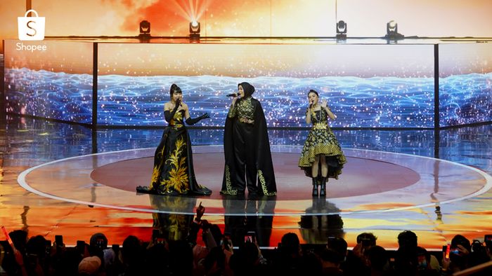 Bagaikan menonton penampilan dari tiga diva penyanyi Indonesia. Mereka melantunkan nada indah sambil membawakan lagu Seribu Tahun x Semata Karenamu.