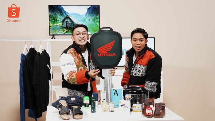 Empat orang berhasil memenangkan hadiah grand prize mobil Big Flash Sale yang dihubungi langsung melalui Shopee Live