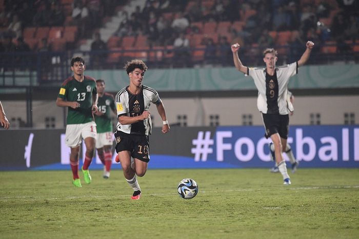 Kapten timnas U-17 Jerman, Noah Darvich, mencoba mengejar bola di Stadion Si Jalak Harupat dalam laga melawan timnas U-17 Meksiko pada laga perdana Grup F Piala Dunia U-17 2023, Minggu (12/11/2023) malam WIB. 