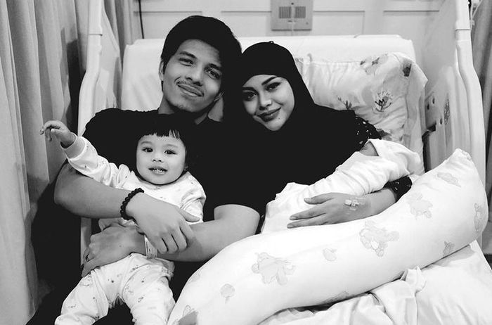Tangis Atta Halilintar Sambut Kelahiran Anak Kedua, Haru Biru Peluk Aurel Hermansyah yang Sedang Pegang Tasbih