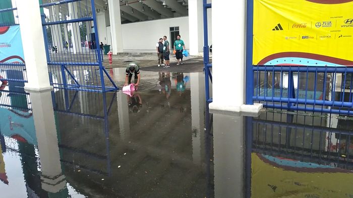 Kondisi luar Stadion Si Jalak Harupat tergenang air usai hujan deras di Kabupaten Bandung, Minggu (12/11/2023).