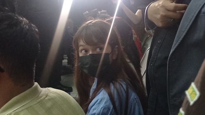 Rebecca Klopper menghadiri sidang dengan terdakwa Bayu Firlen di Pengadilan Negeri Jakarta Selatan dengan didampingi kuasa hukumnya, Sandy Arifin, Senin (13/11/2023).  