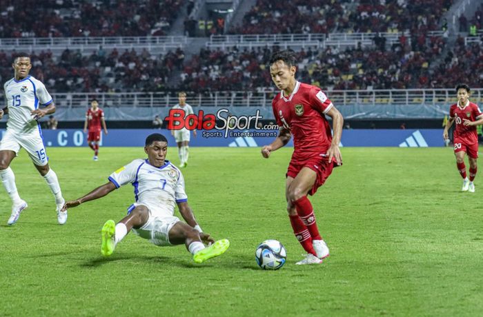Riski Afrisal (kanan) sedang mengusai bola dan dibayangi Kevin Walder (kiri) dalam match day kedua babak penyisihan grup A Piala Dunia U-17 2023 antara timnas U-17 Indonesia versus timnas U-17 Panama di Stadion Gelora Bung Tomo, Surabaya, Jawa Timur, Senin (13/11/2023).