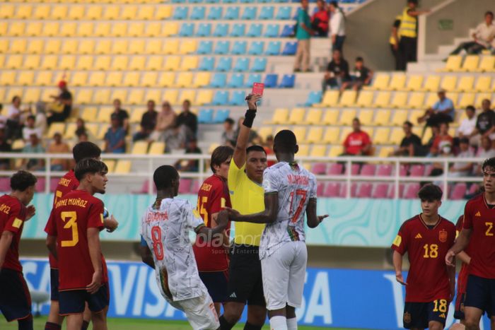 Momen kartu merah untuk penyerang Mali yaitu Mamadou Doumbia dari wasit Bryan Lopez usai dianggap melanggar Kapten Spanyol, Pau Prim