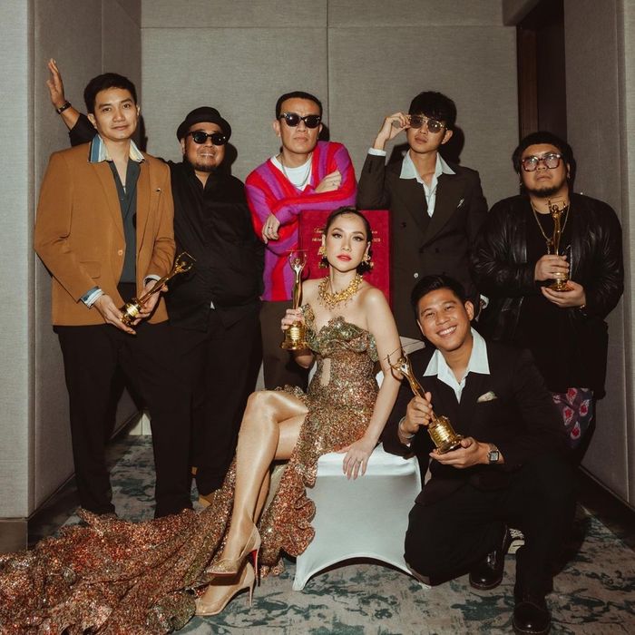Bunga Citra Lestari dan tim di balik lagu Badai Telah Berlalu dengan piala AMI Awards 2023.