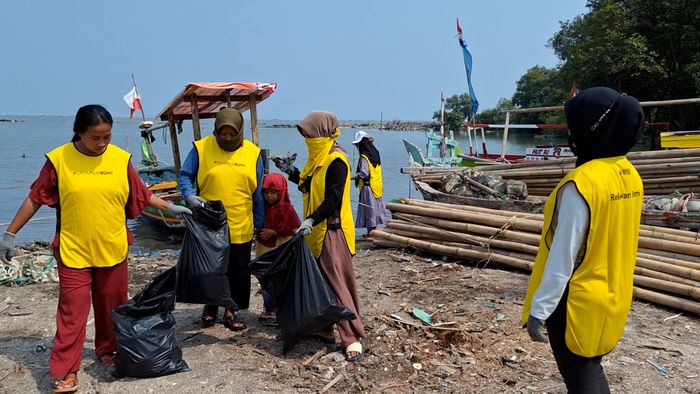 Kegiatan bersih-bersih sampah pesisir di Kampung Nelayan Ketapang, Mauk, Kabupaten Tangerang. Kegiatan ini merupakan langkah awal program Sisir Pesisir yang diadakan secara berkelanjutan oleh National Geographic Indonesia dan SayaPilih Bumi.