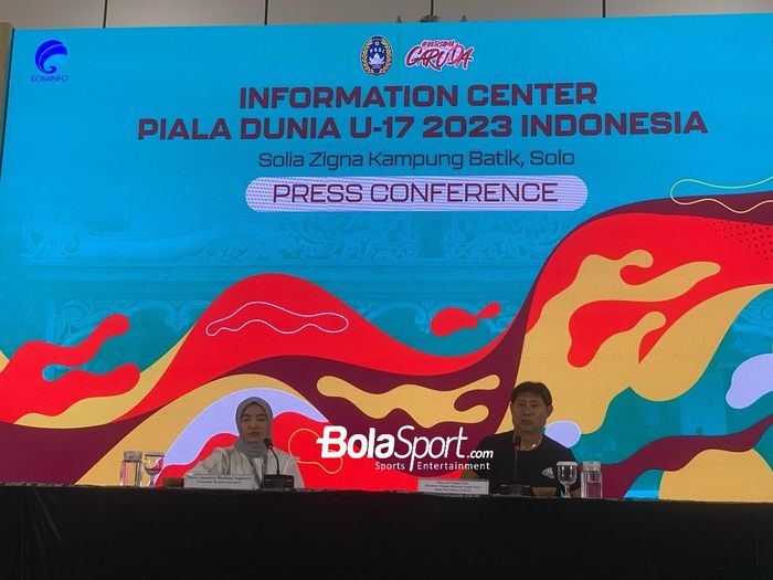 Eks pelatih timnas U-19 Indonesia, Eduard Tjong berbicara di Information Center Piala Dunia U-17 2023 Indonesia, di hotel Solia Zigna, Solo pada Senin (13/11/2023).