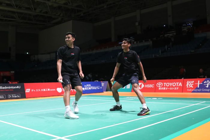 Pasangan ganda putra Indonesia, Muhammad Shohibul Fikri/Bagas Maulana, mencoba lapangan jelang Kumamoto Masters 2023 di Kumamoto Prefectural Gymnasium, Jepang, Senin (13/11/2023).