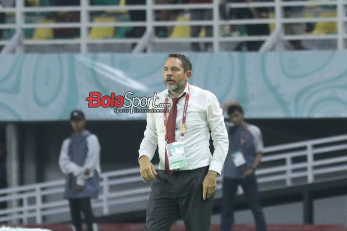 Pelatih timnas U-17 Panama, Mike Stump, saat memantau para pemainnya bertanding di Stadion Gelora Bung Tomo, Surabaya, Jawa Timur, Senin (13/11/2023).