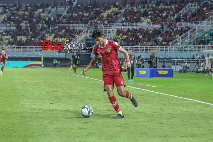 Pemain timnas U-17 Indonesia, Arkhan Kaka Putra, sedang menguasai bola saat bertanding di Stadion Gelora Bung Tomo, Surabaya, Jawa Timur, Senin (13/11/2023).