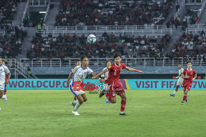 Arkhan Kaka Putra (kanan) sedang mengejar bola dan dibayangi Martin Krug (kiri) dalam match day kedua babak penyisihan grup A Piala Dunia U-17 2023 antara timnas U-17 Indonesia versus timnas U-17 Panama di Stadion Gelora Bung Tomo, Surabaya, Jawa Timur, Senin (13/11/2023).