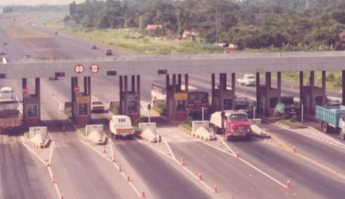 Tol Jagorawi (Jakarta-Bogor-Ciawi) dibangun sejak 1973 sebagai rencana pembangunan Presiden Soeharto. Krisis minyak yang terjadi dalam sejarah dunia menjadi pembawa udara segara pembangunan di Indonesia.