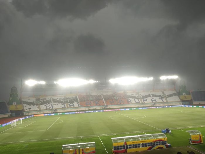 Suasana mendung gelap dan petir di Stadion Si Jalak Harupat yang harus memaksa laga Senegal vs Polandia di Piala Dunia U-17 2023 ditunda, Selasa (14/11/2023).