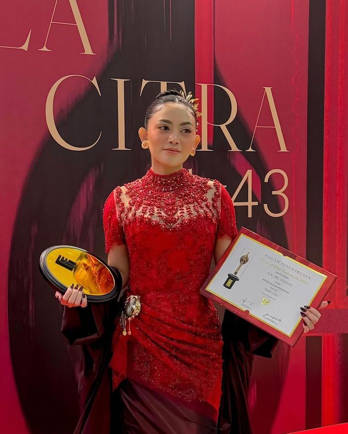 Rachel Vennya memamerkan piala FFI yang diperolehnya.