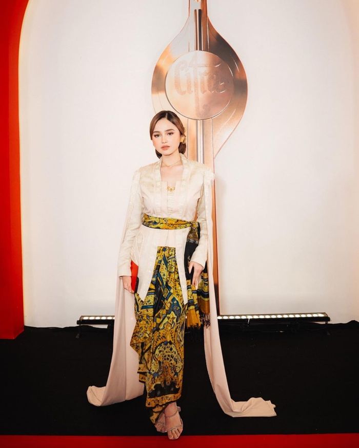 Penampilan Syifa Hadju dalam ajang Festival Film Indonesia 2023.