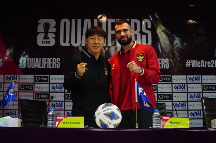 Shin Tae-yong dan Jordi Amat di konferensi pers jelang laga Irak Vs Timnas Indonesia di Basra International Stadium, pada Rabu (15/11/2023).