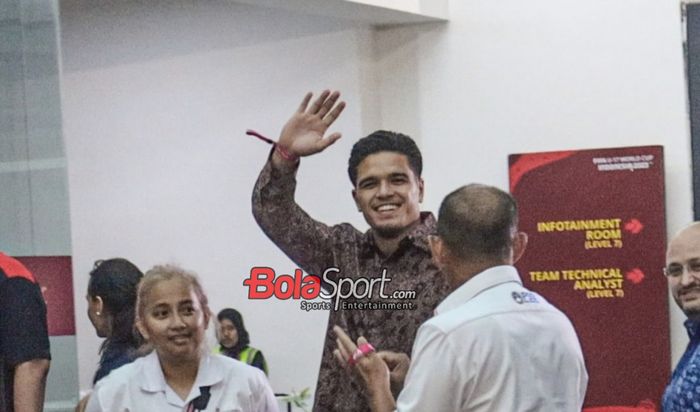 Calon pemain naturalisasi timnas Indonesia, Ragnar Oratmangoen, saat ditemui di pintu masuk VVIP Stadion Gelora Bung Tomo, Surabaya, Jawa Timur, Kamis (16/11/2023).