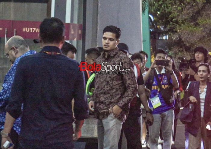 Calon pemain naturalisasi timnas Indonesia, Ragnar Oratmangoen, saat ditemui di pintu masuk VVIP Stadion Gelora Bung Tomo, Surabaya, Jawa Timur, Kamis (16/11/2023).