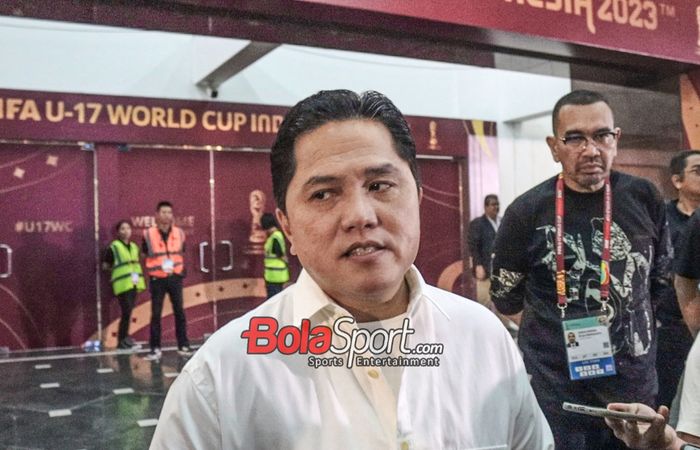 Ketua Umum PSSI, Erick Thohir, saat ditemui di pintu masuk VVIP Stadion Gelora Bung Tomo, Surabaya, Jawa Timur, Kamis (16/11/2023).